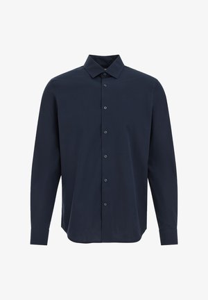 Tengerészkék, hosszú ujjú, gombos ing hegyes gallérral, elöl gombos záródással és mandzsettás ujjakkal, fehér háttéren bemutatva.