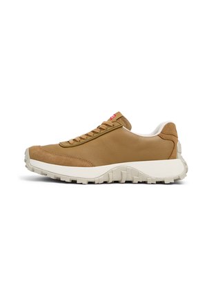 Sneaker in pelle marrone con una finitura testurizzata, dotato di una suola intermedia bianca e una suola robusta, accentuato da lacci marroni e un'etichetta con logo.
