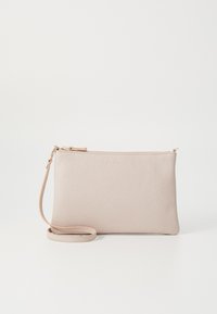 Borsa a pochette in pelle beige con finitura testurizzata, chiusura con zip e tracolla distaccabile. Caratterizzata da logo dorato sul fronte. Forma rettangolare.