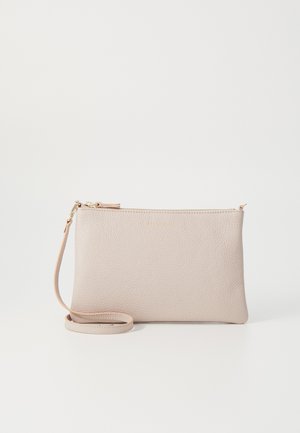 Beige skinnveske med teksturert overflate, glidelås og avtagbar håndleddsrem. Har gulllogo foran. Rektangulær form.