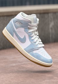 Jordan AIR JORDAN 1 MID SE - Sapatilhas de cano alto - white/worn blue/sail/light brown