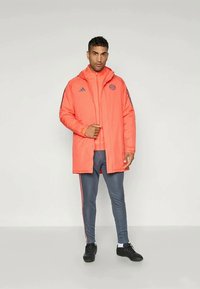 adidas Performance FC BAYERN 2025/2026 TIRO24 STADIUM PARKA - Wintermantel - easy coral