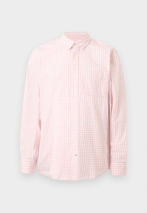 Chemise à manches longues à carreaux rose clair et blanc, boutonnée, avec col et poche poitrine, présentée sur un fond uni.