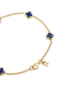 Goldener Armband aus Kette mit marineblauen blumenförmigen Akzenten, einem Klemmenverschluss und einem kleinen Anhänger mit einem Logo.