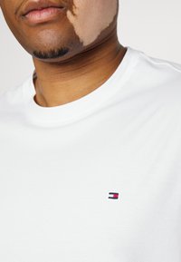 Tommy Hilfiger TEE - T-shirt básica - white