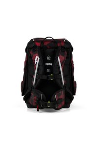 Mochila con patrón geométrico en negro y rojo, con correas ajustables, hebillas, bolsillos laterales y acentos reflectantes para mayor visibilidad.