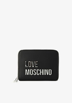 Schwarze Geldbörse mit Rundum-Reißverschluss, silberner Aufschrift „LOVE MOSCHINO“ vorne und kleinem metallischem Reißverschlussanhänger.