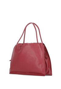 Borsa tote in pelle rossa con texture liscia, grande capacità, doppi manici e parte superiore arricciata. Presenta un branding sottile alla base.
