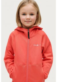 Kinderhoodie in helder koraal, gemaakt van zachte stof. Heeft een volledige rits, voorzakken en een logo op de linkerborst.