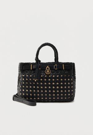 Schwarze gewebte Lederhandtasche mit abgerundeten Griffen, goldfarbener Schnalle und Schloss sowie abnehmbarem Schulterriemen vor weißem Hintergrund.