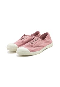 Zapatos slip-on de lona rosa con suela de goma blanca, que cuentan con ojales metálicos y una puntera texturizada. Superficie suave con detalles de diseño mínimos.