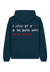 Temno moder hoodie z kapuco in rebrastimi manšetami. Na hrbtni strani je napisano belo in rdeče ročno besedilo s srčnim grafikom.
