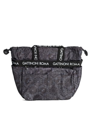 Sort taske med geometrisk mønster og logo akcenter. Blødt stof, samlet top, dobbeltstropper og flere frontlommer til opbevaring.