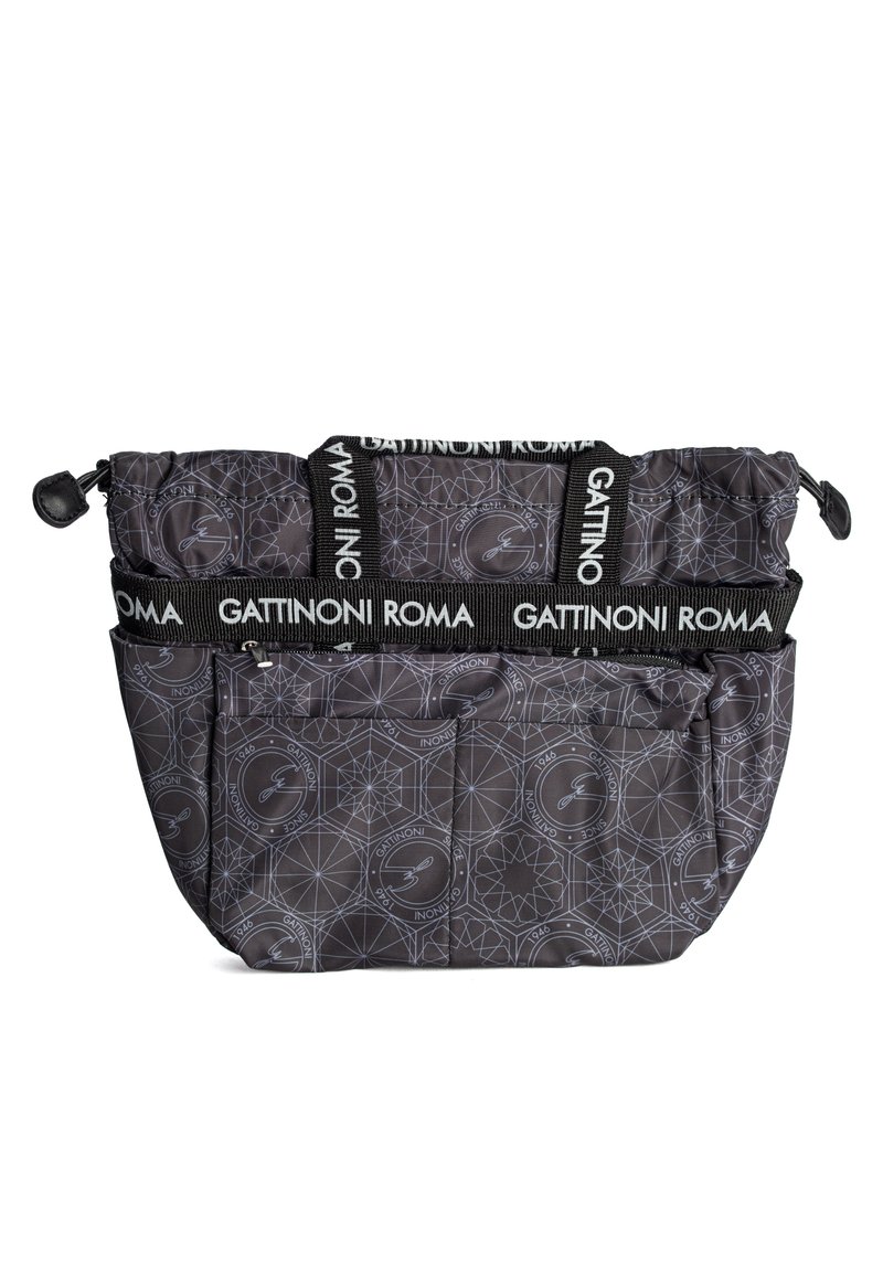 Svart väska med geometriskt mönster och logotypdetaljer. Mjuk tyg, samlad topp, dubbla remmar och flera framfickor för förvaring.