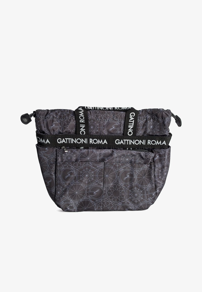 Svart väska med geometriskt mönster och logotypdetaljer. Mjuk tyg, samlad topp, dubbla remmar och flera framfickor för förvaring.