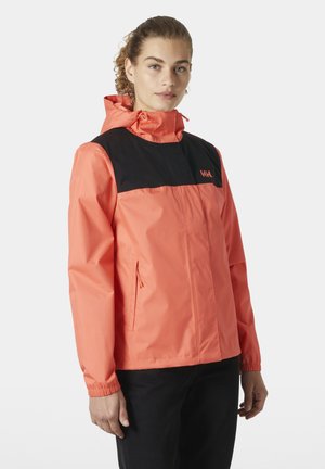 Chaqueta de coral impermeable con yugo negro, puños elásticos y capucha ajustable. Cuenta con bolsillos frontales con cremallera y un logo en el pecho.