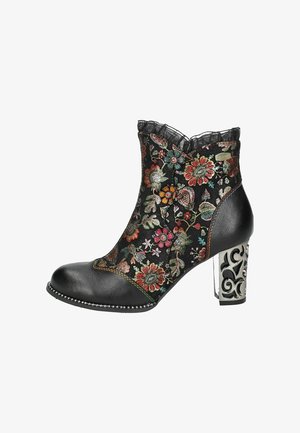 Botas negras hasta el tobillo con bordado floral colorido, borde de encaje y un tacón alto plateado con patrón. Presentan una puntera redondeada y costuras en contraste.