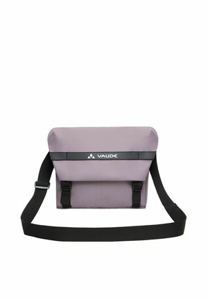 Hellviolette Vaude Schultertasche mit einem schwarzen verstellbaren Riemen und einer vorderen Klappe, die mit zwei schwarzen Schnallen gesichert ist.