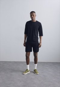 KNITID CREW NECK TEE - Pamata T-krekls - sleek black