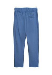 Niebieskie bawełniane spodnie z elastycznym paskiem w talii, prostym krojem i jedną tylną kieszenią. Gładka tekstura i prosty design.