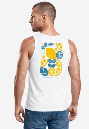 Mann in weißem Tanktop mit blau-gelbem Zitronen- und Blattmotiv, Text: „Easy Peasy Lemon Squeezy“, von hinten gesehen.