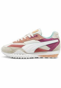 Sneakers Puma con una combinazione di materiali rosa chiaro, bianchi e viola, dotati di una suola texturizzata e colletto imbottito per il comfort.