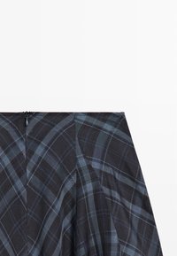 Spódnica z wysokim stanem w niebiesko-czarną kratę, z ukrytym zamkiem z tyłu i rozkloszowanymi plisami.