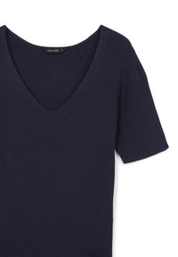 Top in tessuto a coste di color blu navy con scollatura a V profonda e maniche corte. L'etichetta indica "CALLIOPE", taglia S. Texture liscia.