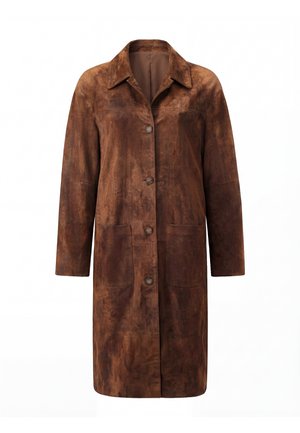 Langer brauner Wildledermantel mit Kragen, Knopfverschluss, zwei großen Vorder Taschen und langen Ärmeln.