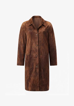 Lang brun ruskindsfrakke med krave, knaplukning, to store forlommer og lange ærmer.