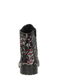 Zwarte enkellaars met kleurrijke bloemige sequinborduursels, ronde neus, stevige rubberen zool en zijrits. Gelaagd afgewerkt.