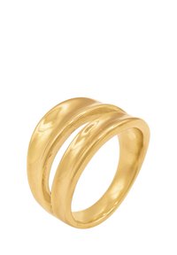Anillo en tono dorado con un acabado suave y pulido. Presenta dos bandas paralelas, creando un efecto ligeramente elevado y en capas. Forma redonda y sin costuras.