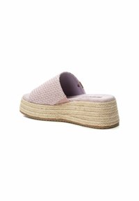 Sandalia de esparto de tejidos trenzados en color rosa, con un tacón plano, parte superior de tela texturizada y media suela de yute trenzado. Forro interior suave visible.