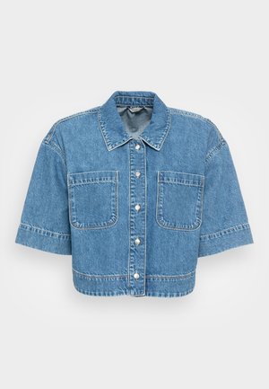 Gekürzte Jeansjacke in Hellblau mit kurzen Ärmeln, ausgestattet mit einem spitzen Kragen, zwei Brusttaschen und silbernen Druckknöpfen.