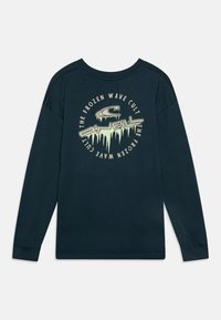 Langermet marineblå skjorte med rund hals. Har et grønt grafisk trykk i en sirkulær design med teksten: "THE FROZEN WAVE CULT." Laget av bomull.
