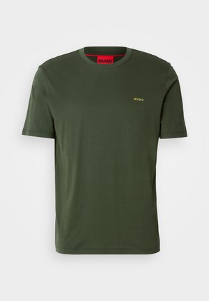 Tmavě zelené bavlněné tričko s kulatým výstřihem. Na levé části hrudi se nachází malé zlaté logo "HUGO". Má krátké rukávy a jednoduchý design.