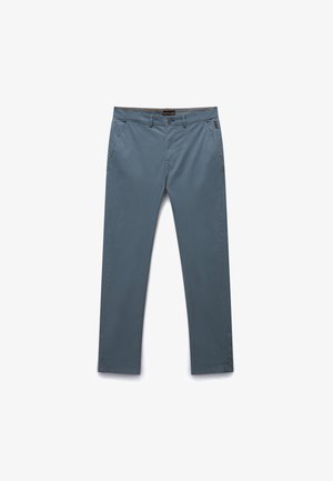 Hellblaue Chinos aus Baumwolle mit glatter Textur, seitlichen Taschen und einem Knopfverschluss am Bund. Gerades Bein Design.