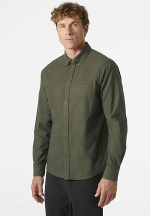Camisa de manga larga de hombre en tela verde oscuro, con cuello, dos bolsillos en el pecho y un sutil acabado texturizado.