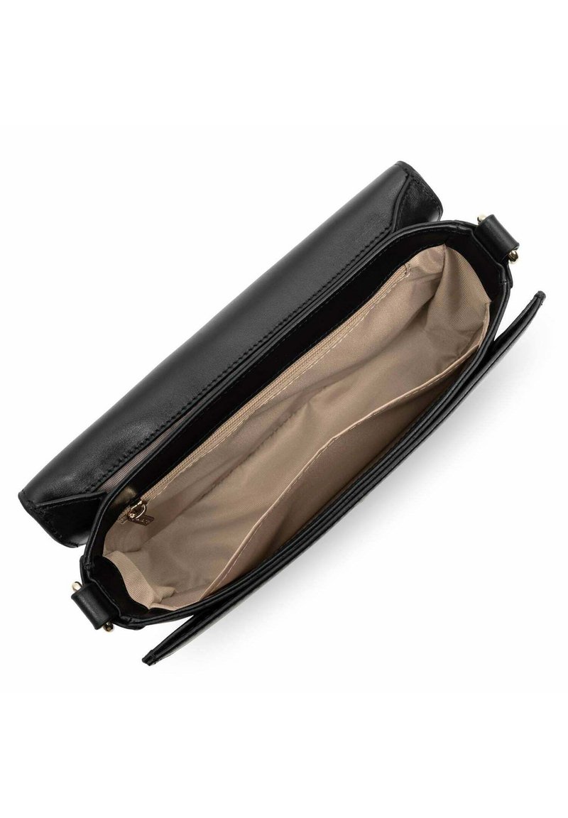 Clutch de cuero negro con textura suave, forma rectangular, herrajes dorados y forro de tela beige en el interior. Cierre con cremallera en la parte superior.