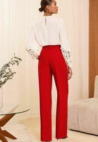 Love & Roses Stoffhose - berry red