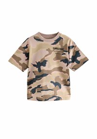 Beige, rózsaszín és sötétzöld kamuflázs póló. Rövid ujjú, kerek nyakú, elöl nyomtatott "IRATKOZZ FEL" szlogennel.