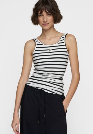 Top in stile canotta a righe bianche e nere con una texture a coste. Presenta un logo quadrato sul petto e spalline larghe.
