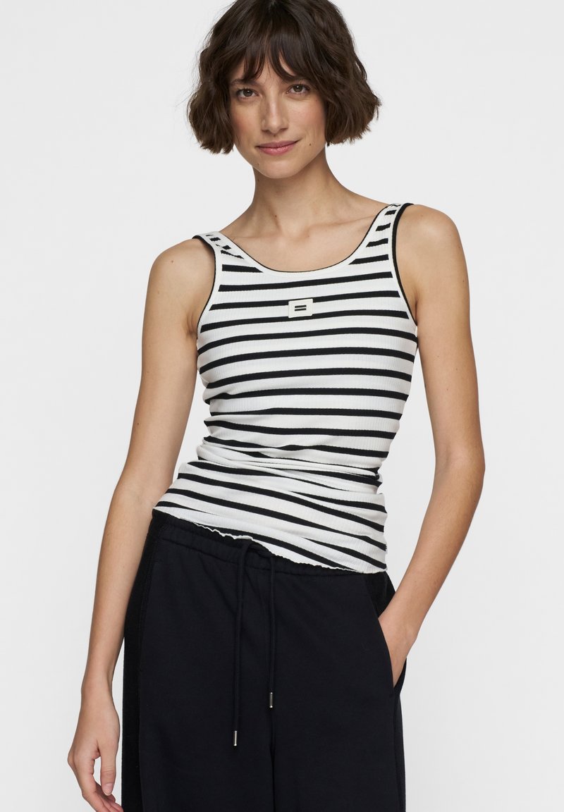 Schwarz-weißer gestreifter Tanktop mit gerippter Textur. Verfügt über ein quadratisches Logo-Detail auf der Brust und breite Schulterträger.