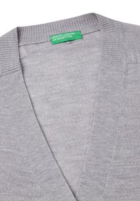 Cardigan gris en tricot avec un design en V, des poignets et un col côtelés, arborant une étiquette verte sur laquelle est inscrit "UNITED COLORS OF BENETTON."