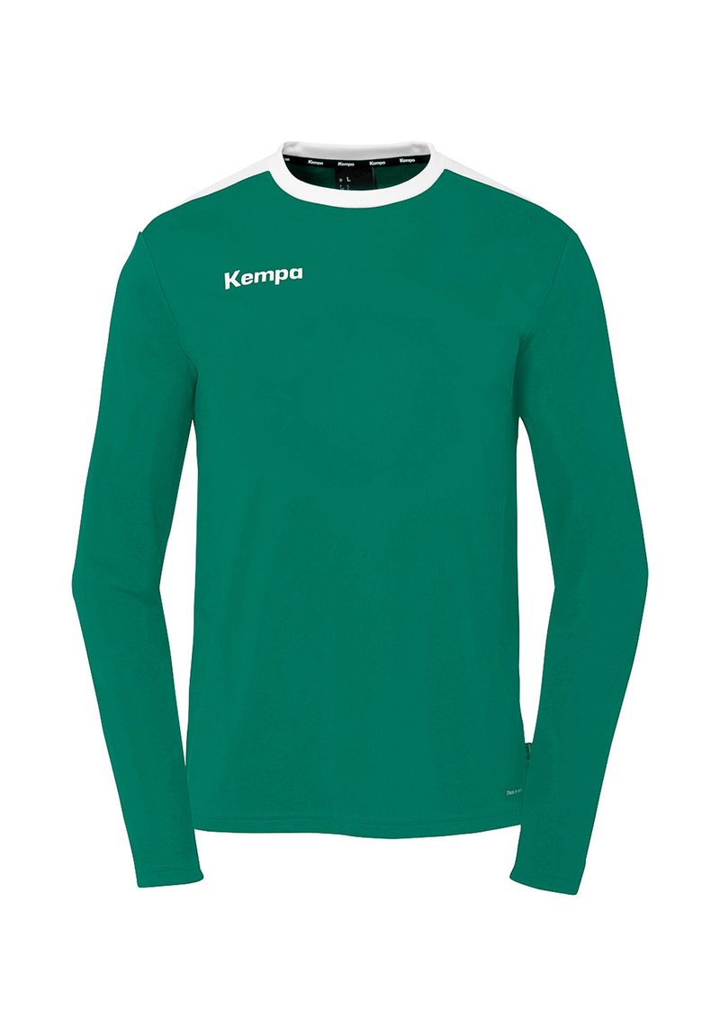Camicia a maniche lunghe di un verde vivace con accenti bianchi sulle spalle. Presenta un collo tondo e un tessuto morbido e flessibile. Logo del marchio ben visibile.
