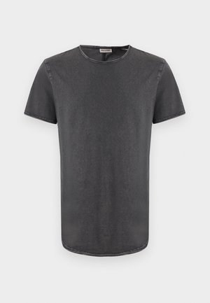 Maglietta grigia a maniche corte con collo rotondo, realizzata in tessuto morbido, con un orlo leggermente curvo e dettagli di cucitura in vista.