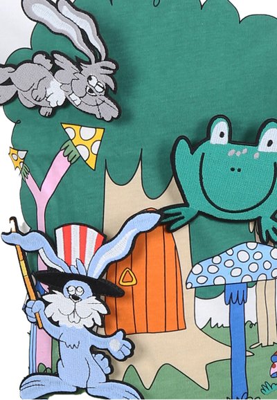 Grafica che presenta un coniglio blu con un cappello nero e un bastone, una rana verde e un coniglio grigio che vola su uno sfondo di alberi verdi.