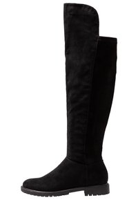 Černé kozačky z jemného semiše sahající až ke kolenům, s plochou gumovou podrážkou a zaoblenou špičkou, zobrazené z boku na bílém pozadí.