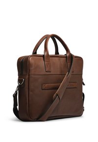 Une mallette en cuir marron au toucher lisse, avec des poignées supérieures, une bandoulière réglable et une fermeture à glissière. Elle présente un détail de poche au dos.