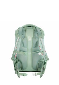 Zaino in tessuto verde con imbottitura in rete, multiple cinghie, caratteristiche regolabili e un design elegante. Dettagli notevoli includono accenti riflettenti.